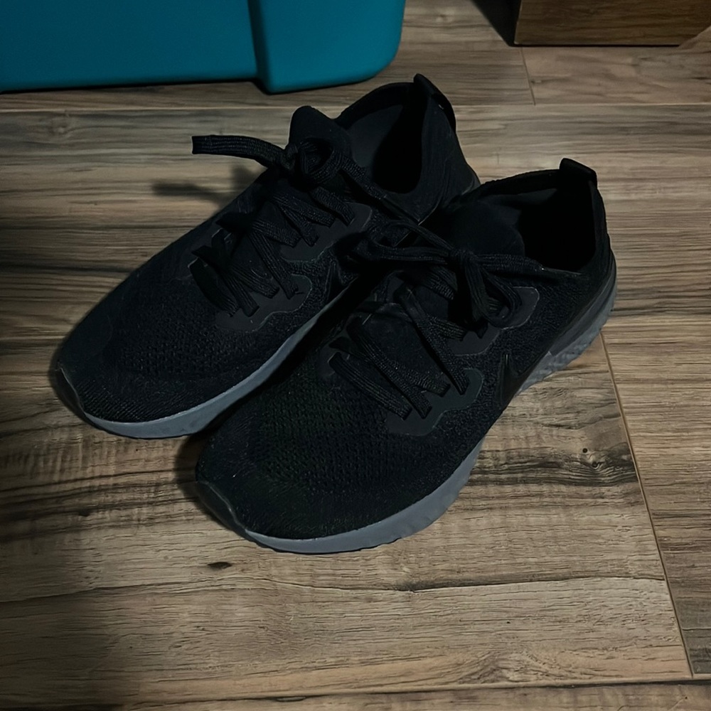 Nike epic react size 8 black like new